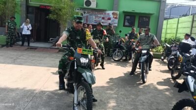 Brigjen TNI Farouk Pakar Spd M Han, Kolonel Arm Krisrantau Hermawan, S.H., M.I.Pol bersama mayor inf, Fajar Fitriato, mendampingi tim Pengawasan dan Evaluasi (Wasev) meninjau pelaksanaan program TMMD ke-128 di wilayah Kelurahan Jatirangga dengan menggunakan sepeda motor trail CRF. (Foto: ist).