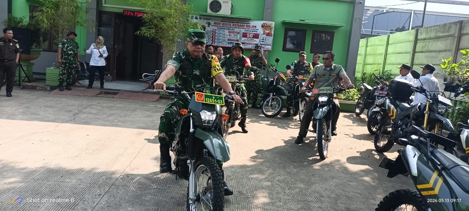 Brigjen TNI Farouk Pakar Spd M Han, Kolonel Arm Krisrantau Hermawan, S.H., M.I.Pol bersama mayor inf, Fajar Fitriato, mendampingi tim Pengawasan dan Evaluasi (Wasev) meninjau pelaksanaan program TMMD ke-128 di wilayah Kelurahan Jatirangga dengan menggunakan sepeda motor trail CRF. (Foto: ist).