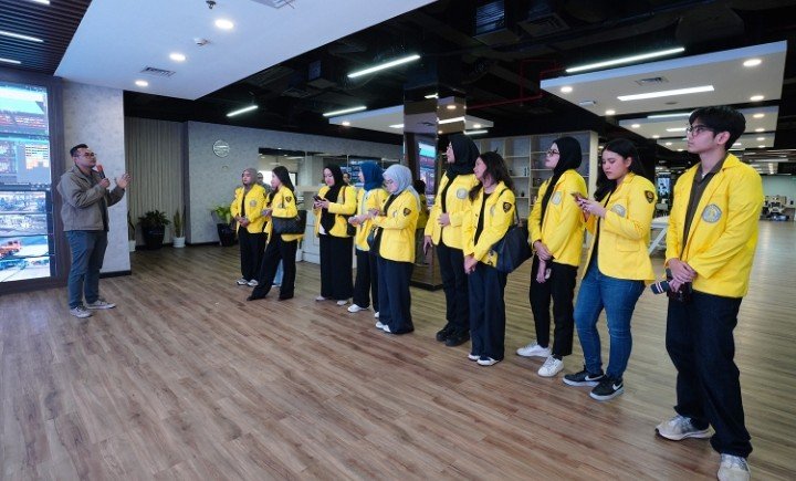 IPC Terminal Petikemas (IPC TPK) menerima kunjungan industri dari Fakultas Ekonomi dan Bisnis Universitas Indonesia sebagai bagian dari Program Jejak Pelabuhan pada Jumat (8/5) lalu. (Foto: ist).
