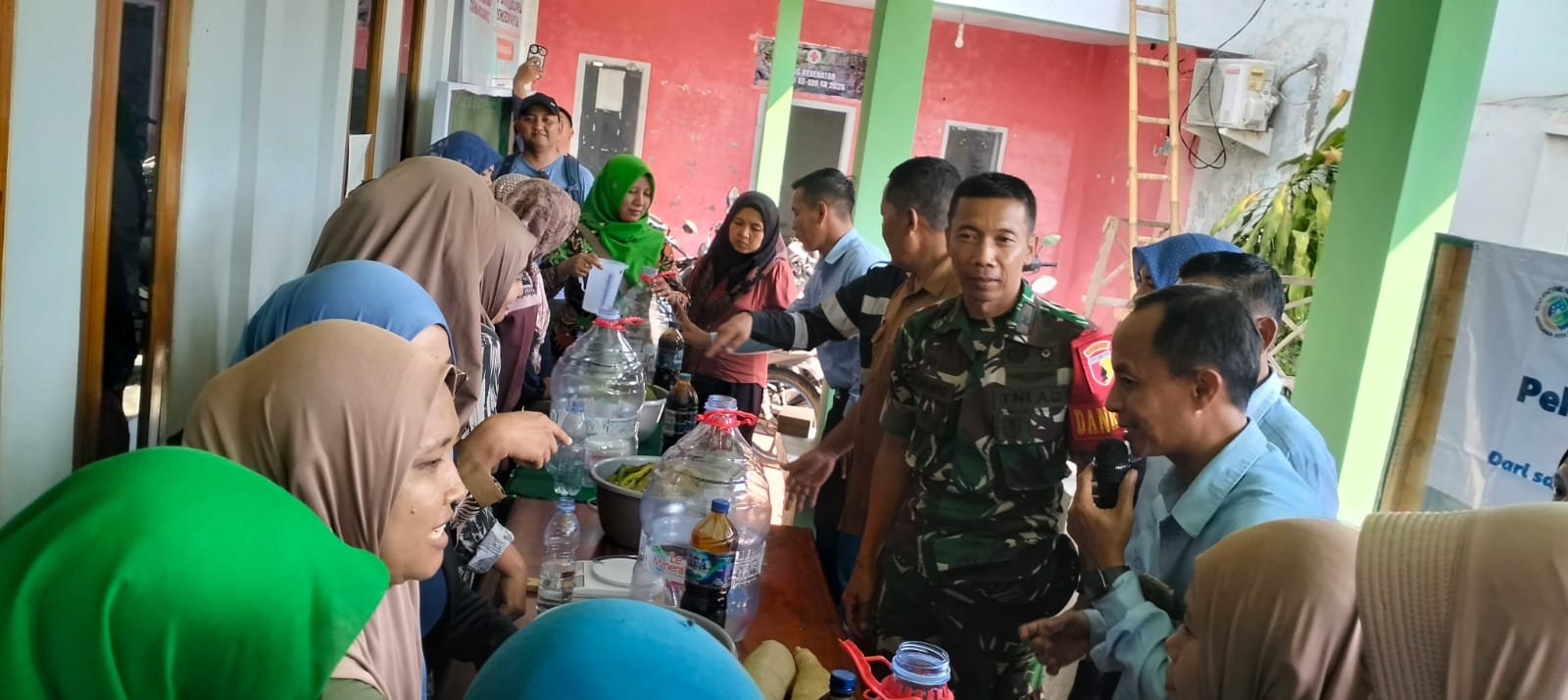 Kegiatan praktek tentang alur pengelolaan sampah, penanganan sampah rumah tangga serta pelatihan pembuatan Eco Enzyme digelar bagi masyarakat Desa Brabe, Kecamatan Maron, Kabupaten Probolinggo. (Foto: ist).