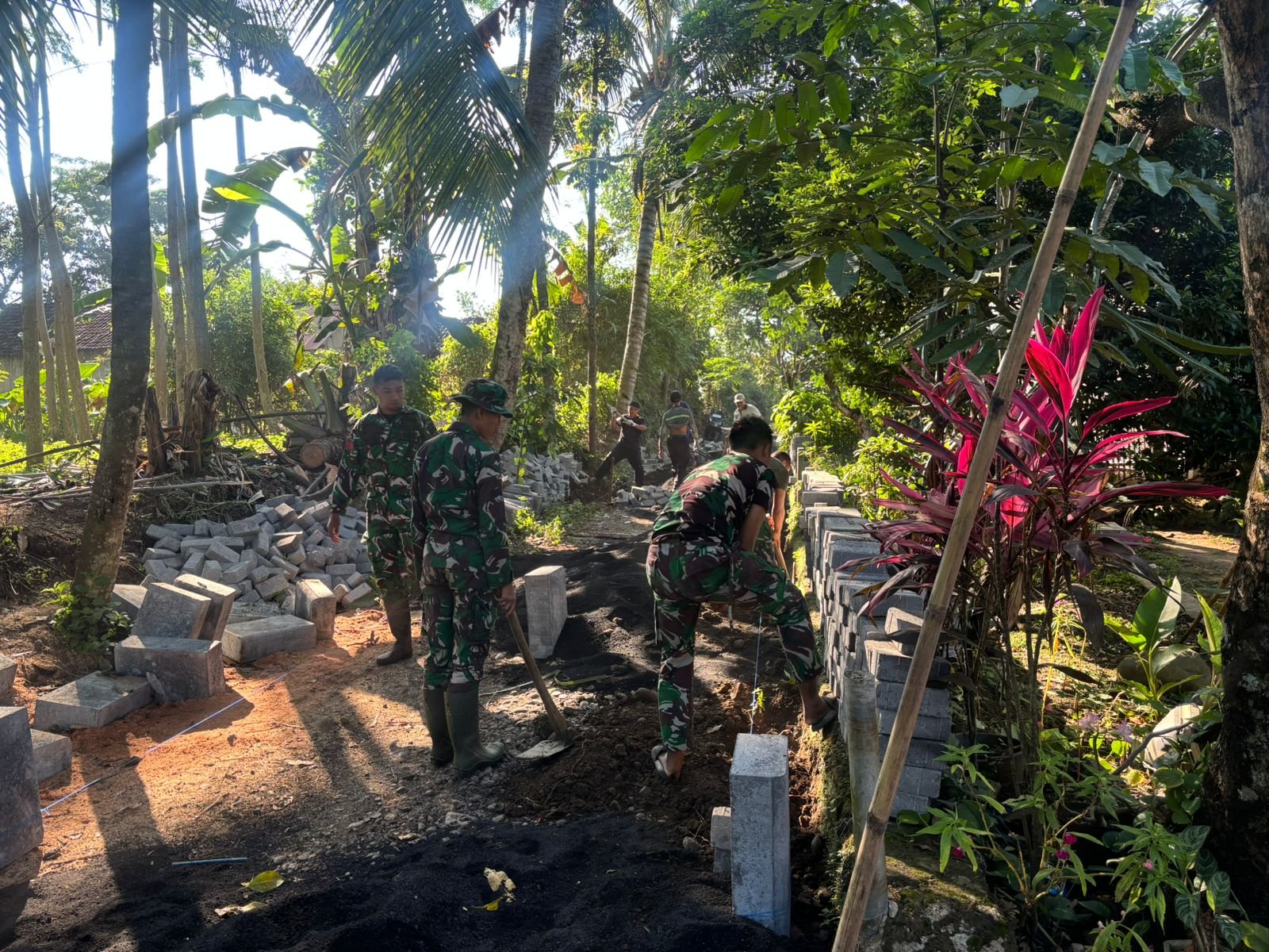 Pavingisasi Jalan TMMD Ke-128 di Dusun Klagin Probolinggo. (Foto: ist).