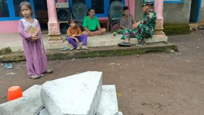 Kehangatan dan kebersamaan terlihat di sela pelaksanaan TMMD Ke-128 Kodim 0820/Probolinggo di Dusun Klagin, Desa Brabe. (Foto: ist).