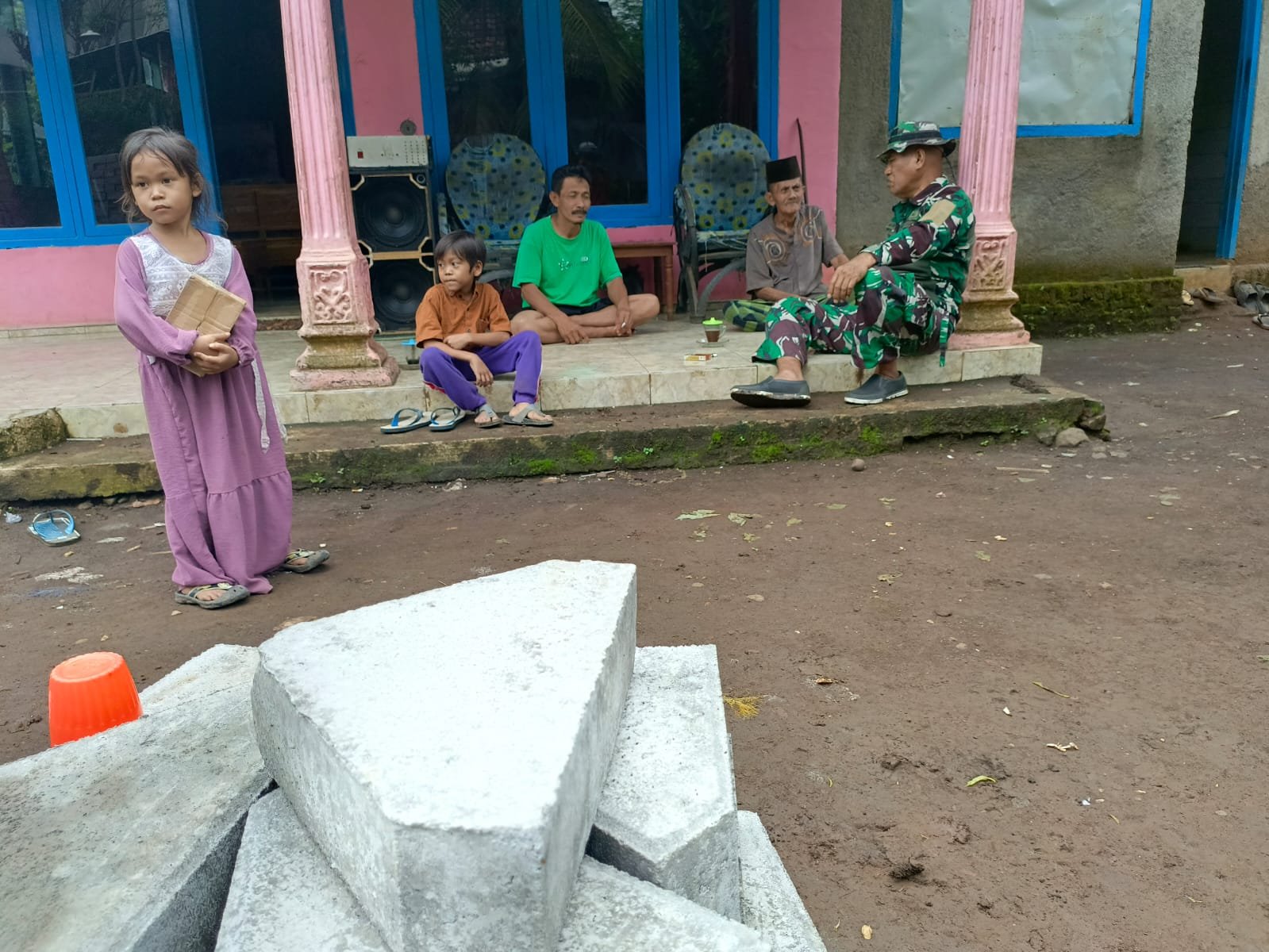 Kehangatan dan kebersamaan terlihat di sela pelaksanaan TMMD Ke-128 Kodim 0820/Probolinggo di Dusun Klagin, Desa Brabe. (Foto: ist).