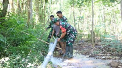 Proses Penyambungan Pipanisasi Libatkan Masyarakat Setempat