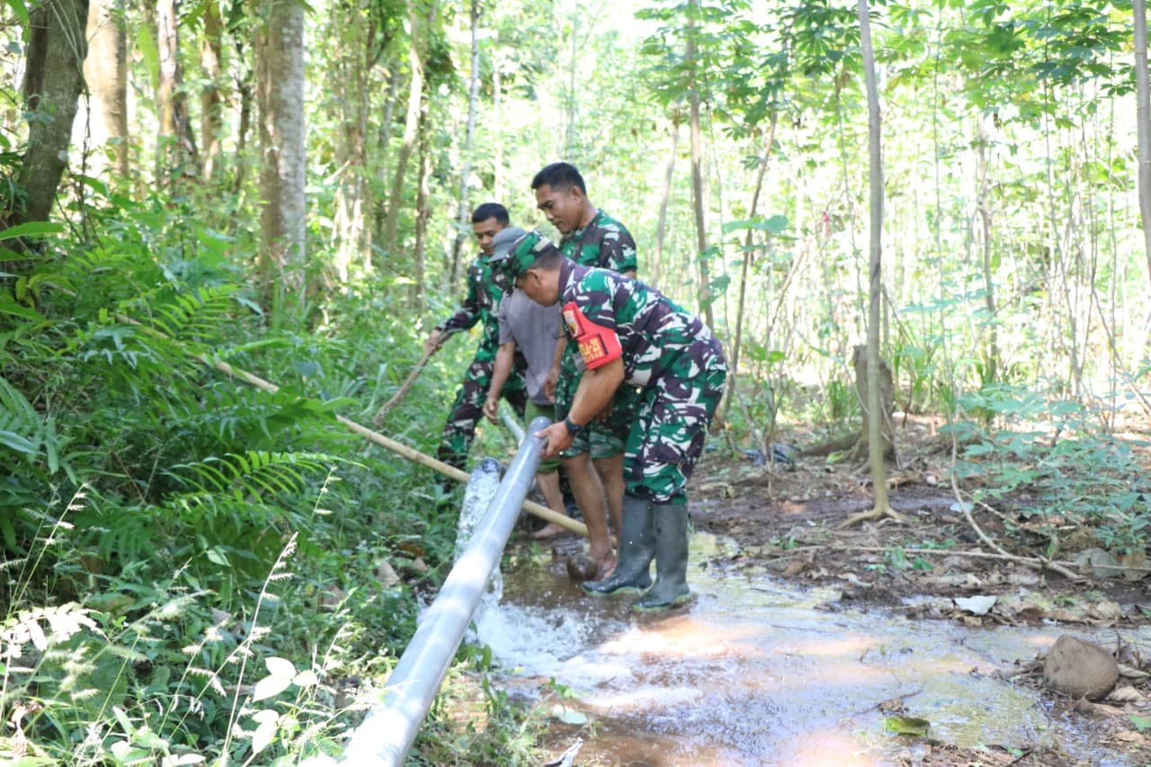 Satgas TMMD Ke-128 Kodim 0820/Probolinggo bersama masyarakat terus mempercepat proses penyambungan pipanisasi sepanjang kurang lebih 3 kilometer di Desa Brabe, Kecamatan Maron. (Foto: ist).