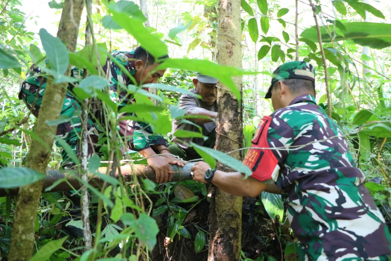 Semangat gotong royong terlihat kuat dalam pengerjaan pipanisasi air bersih sepanjang kurang lebih 3 kilometer di Desa Brabe, Kecamatan Maron, Kabupaten Probolinggo. (Foto: ist).