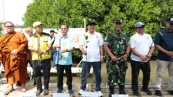 Bupati Tangerang Moch Maesyal Rasyid (tengah/baju putih) bersama umat Buddha menanam magrove memperingati Hari Raya Waisak 2570. (Ist/sp)