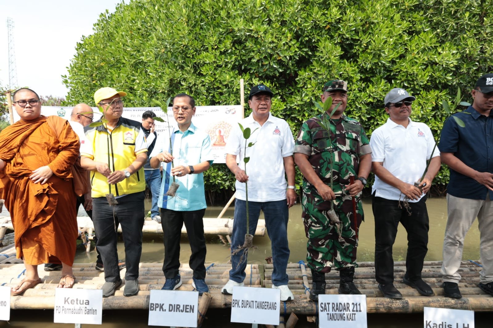 Bupati Tangerang Moch Maesyal Rasyid (tengah/baju putih) bersama umat Buddha menanam magrove memperingati Hari Raya Waisak 2570. (Ist/sp)