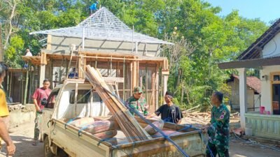 Pembangunan mushola program TMMD Ke-128 Kodim 0820 Probolinggo di Dusun Leduk, Desa Brabe, Kecamatan Maron, terus berjalan lancar seiring datangnya material kayu, semen, dan pasir secara bertahap. (Ist/sp)