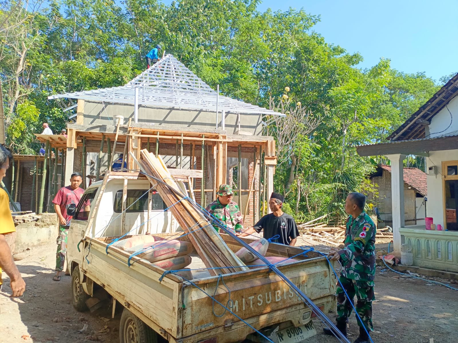 Pembangunan mushola program TMMD Ke-128 Kodim 0820 Probolinggo di Dusun Leduk, Desa Brabe, Kecamatan Maron, terus berjalan lancar seiring datangnya material kayu, semen, dan pasir secara bertahap. (Ist/sp)
