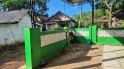 Personel Satgas TMMD Ke-128 Kodim 0820/Probolinggo bersama warga Dusun Klagin, Desa Brabe, bergotong royong membersihkan Masjid Nurul Jannah menjelang pelaksanaan shalat Jumat. (Ist/sp)