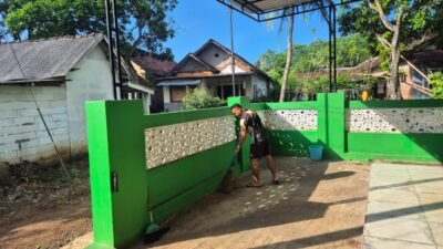 Personel Satgas TMMD Ke-128 Kodim 0820/Probolinggo bersama warga Dusun Klagin, Desa Brabe, bergotong royong membersihkan Masjid Nurul Jannah menjelang pelaksanaan shalat Jumat. (Ist/sp)
