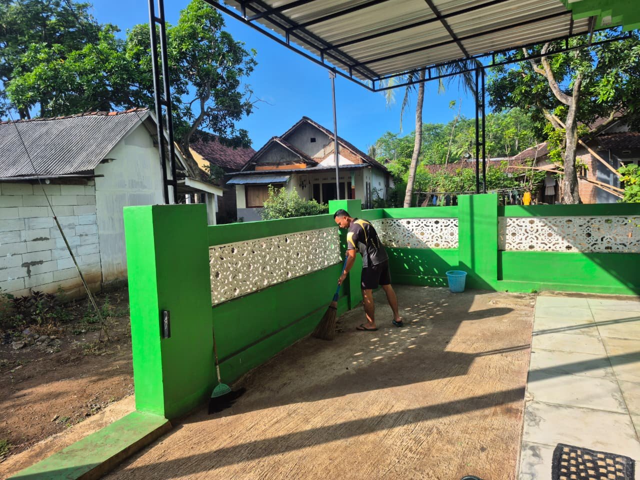 Personel Satgas TMMD Ke-128 Kodim 0820/Probolinggo bersama warga Dusun Klagin, Desa Brabe, bergotong royong membersihkan Masjid Nurul Jannah menjelang pelaksanaan shalat Jumat. (Ist/sp)