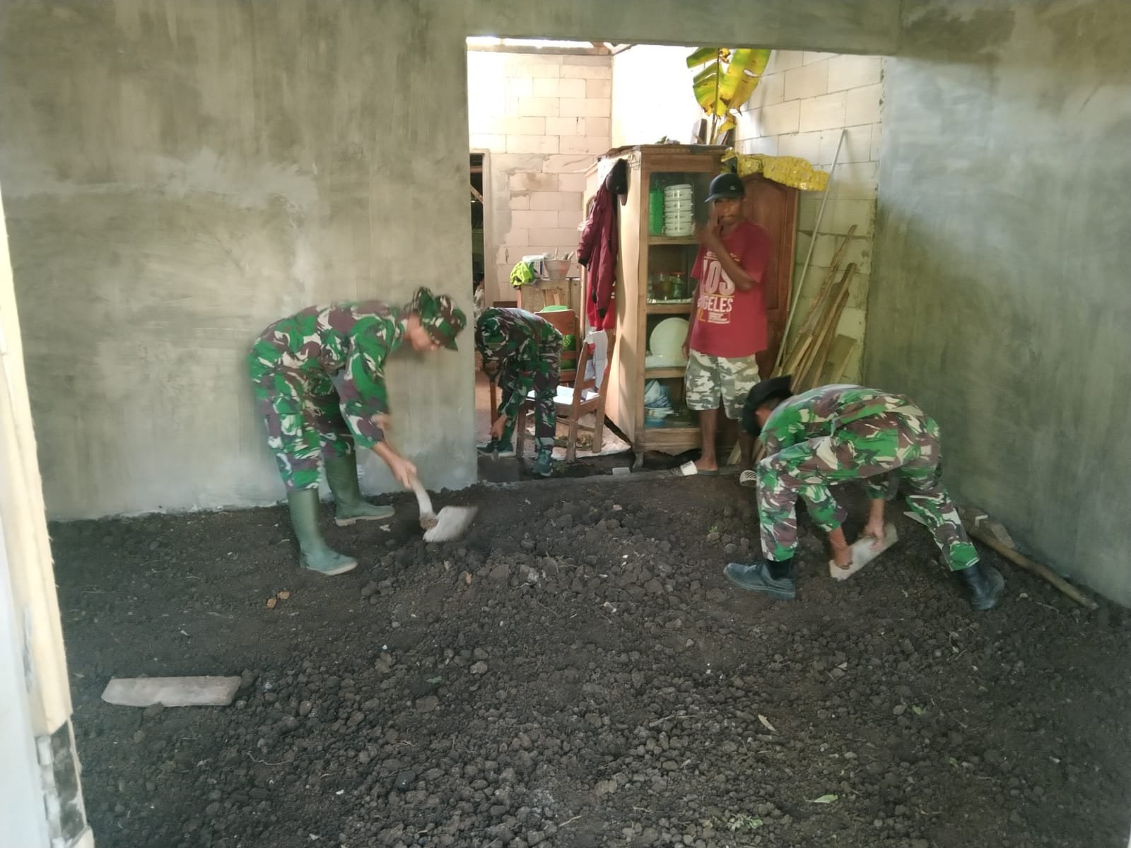 Satgas TMMD Ke-128 Kodim 0820/Probolinggo bersama warga bergotong royong mempercepat pembangunan rumah milik Sayani (85) di Dusun Klagin, Desa Brabe, Kecamatan Maron. (Ist/sp)