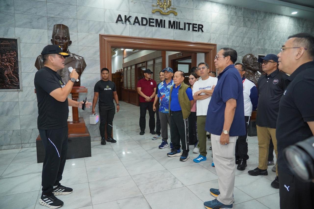 Presiden ke-6 RI Susilo Bambang Yudhoyono bernostalgia saat berjalan pagi di Akademi Militer, lokasi bersejarah yang mempertemukannya dengan Prabowo Subianto dan mendiang Ani Yudhoyono. (Foto: ist)