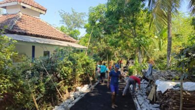 Satgas TMMD Ke-128 Kodim 0820 Probolinggo bersama warga terus mempercepat pavingisasi jalan di Dusun Klagin, Desa Brabe, Kecamatan Maron. (Foto: ist).
