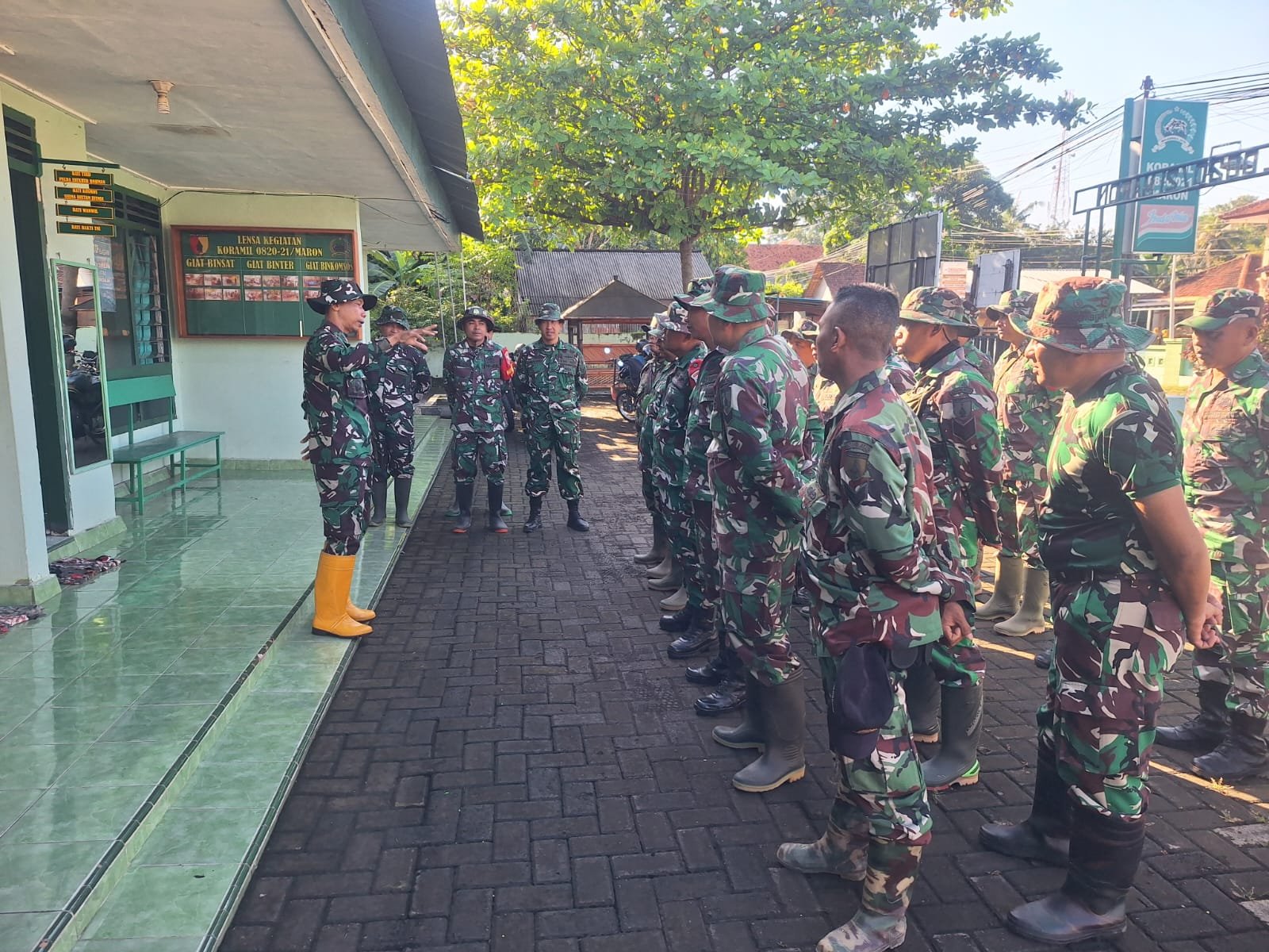 Apel pagi Satgas TMMD Ke-128 Kodim 0820 Probolinggo di Makoramil 0820/21 Maron berlangsung penuh disiplin dan semangat gotong royong. (Ist/sp)