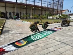 Perindah Lokasi TMMD Ke-128 di Desa Brabe, Satgas Pasang Umbul-Umbul untuk Menyambut Tim Wasev Sterad TNI AD