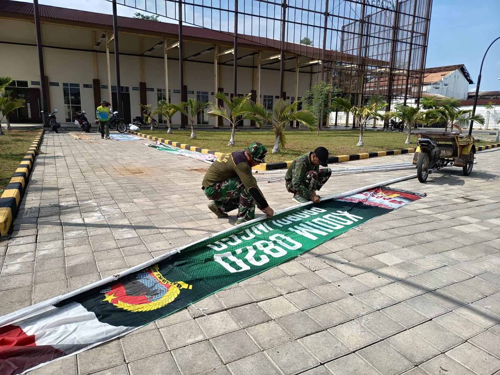 Satgas TMMD Ke-128 Kodim 0820 Probolinggo bersama anggota Koramil 0820-21/Maron dan warga bergotong royong membersihkan lokasi serta memasang umbul-umbul di Desa Brabe, Kecamatan Maron. (Ist/sp)