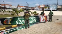 Satgas TMMD Ke-128 Kodim 0820 Probolinggo bersama personel Koramil 0820-21/Maron dan warga Desa Brabe bergotong royong membersihkan lingkungan serta memasang umbul-umbul untuk menyambut kunjungan Tim Wasev Sterad TNI AD. (Ist/sp)