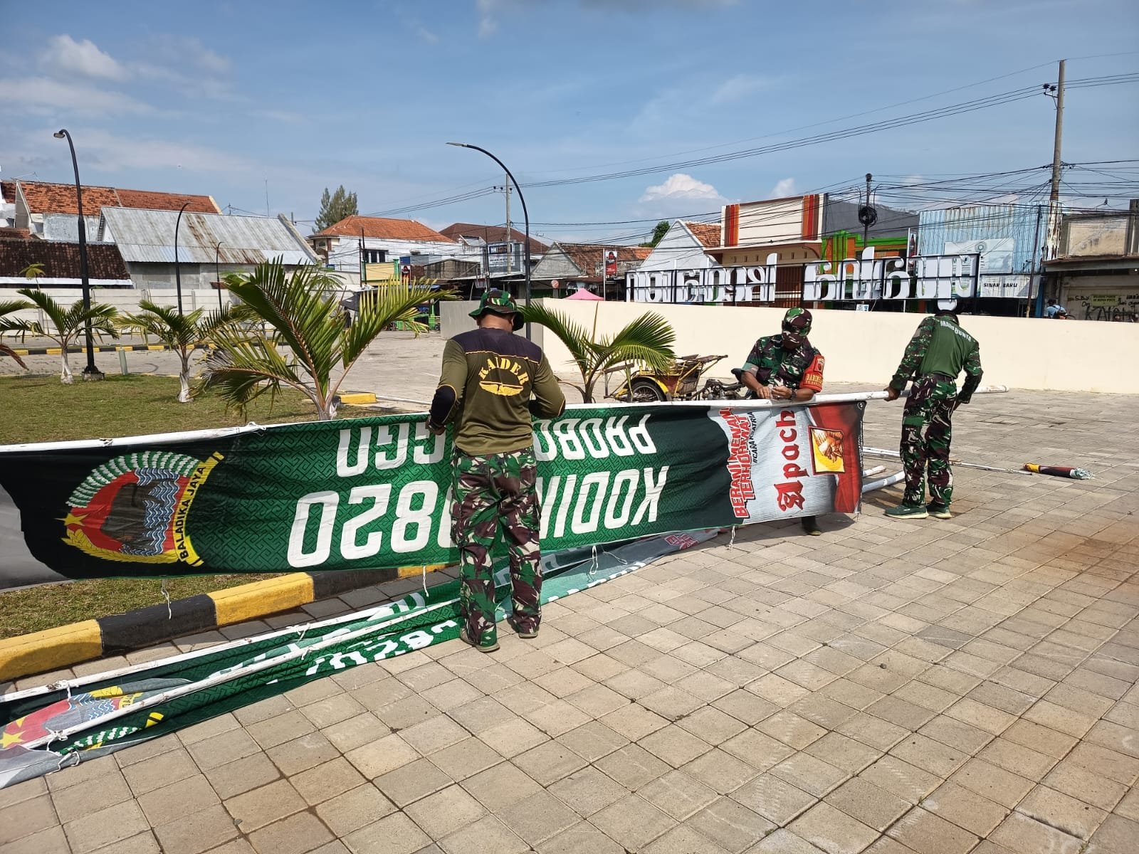 Satgas TMMD Ke-128 Kodim 0820 Probolinggo bersama personel Koramil 0820-21/Maron dan warga Desa Brabe bergotong royong membersihkan lingkungan serta memasang umbul-umbul untuk menyambut kunjungan Tim Wasev Sterad TNI AD. (Ist/sp)