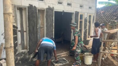 Satgas TMMD Ke-128 Kodim 0820 Probolinggo mulai melakukan plester dinding rumah milik Khosinah (70) di Dusun Klagin, Desa Brabe, Kecamatan Maron. (Ist/sp)