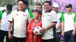 Bupati Tangerang, Moch Maesyal Rasyid (pegang bola) membuka Turnamen Piala Bupati U-13 dan U-15 di Stadion Kelapa Dua. (Ist/sp)