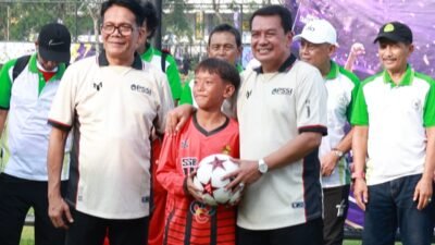 Bupati Tangerang, Moch Maesyal Rasyid (pegang bola) membuka Turnamen Piala Bupati U-13 dan U-15 di Stadion Kelapa Dua. (Ist/sp)