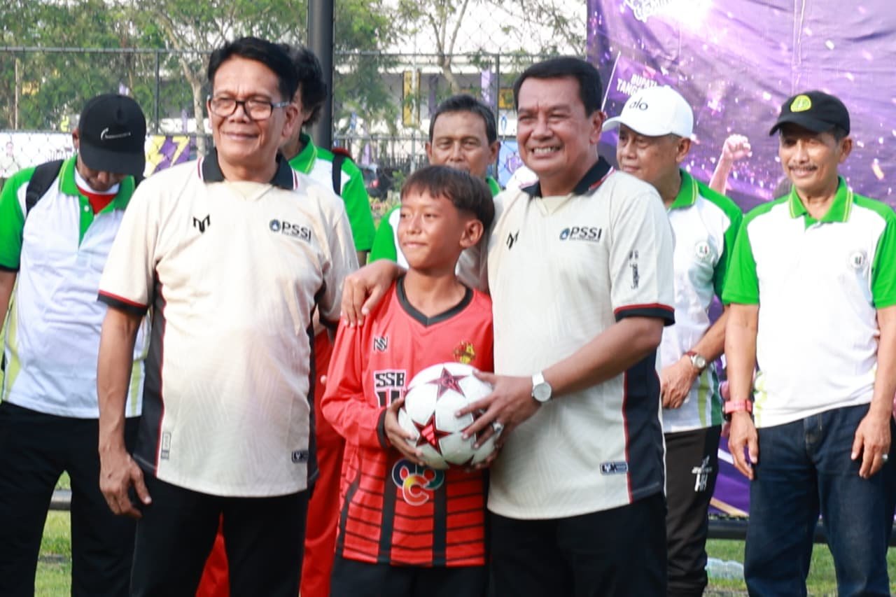 Bupati Tangerang, Moch Maesyal Rasyid (pegang bola) membuka Turnamen Piala Bupati U-13 dan U-15 di Stadion Kelapa Dua. (Ist/sp)