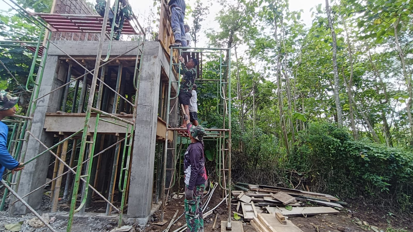 Pembangunan tandon SPAM di Dusun Klagin, Desa Brabe, Kabupaten Probolinggo, telah mencapai progres 85 persen. (Foto: ist)