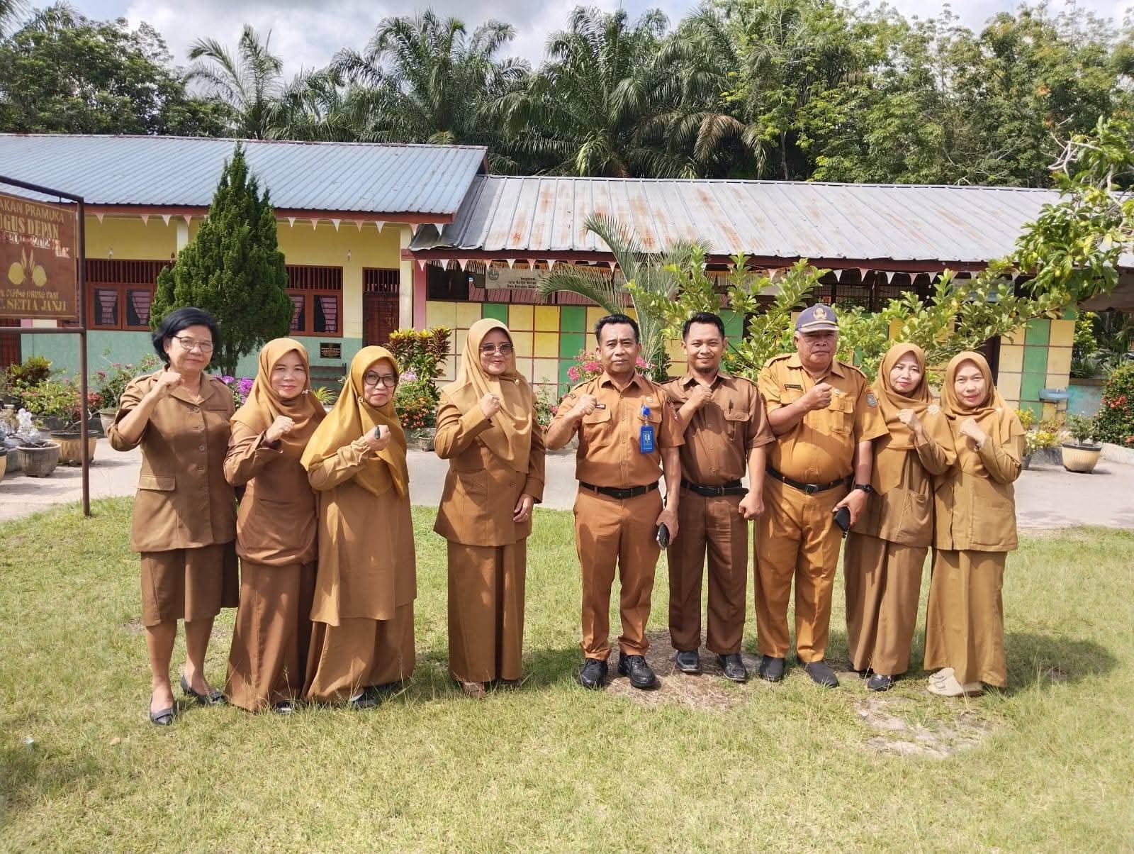 Kepala Dinas Pendidikan Kabupaten Asahan, Musa Al Bakri melakukan monitoring pelaksanaan Tes Kemampuan Akademik (TKA) sekaligus meninjau kebersihan dan keindahan lingkungan di UPTD SDN 013846 Urung Pane. (Foto: ist)