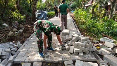 Satgas TMMD Ke-128 Kodim 0820 Probolinggo terus mempercepat pemasangan pavingisasi di Dusun Klagin, Desa Brabe, Kecamatan Maron. (Foto: ist)