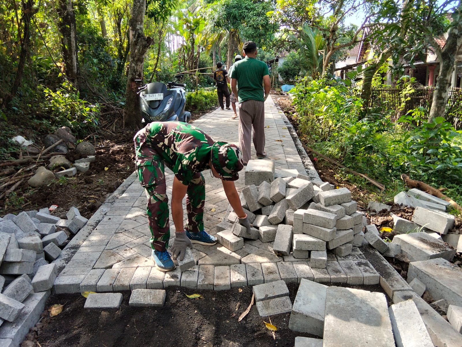 Satgas TMMD Ke-128 Kodim 0820 Probolinggo terus mempercepat pemasangan pavingisasi di Dusun Klagin, Desa Brabe, Kecamatan Maron. (Foto: ist)