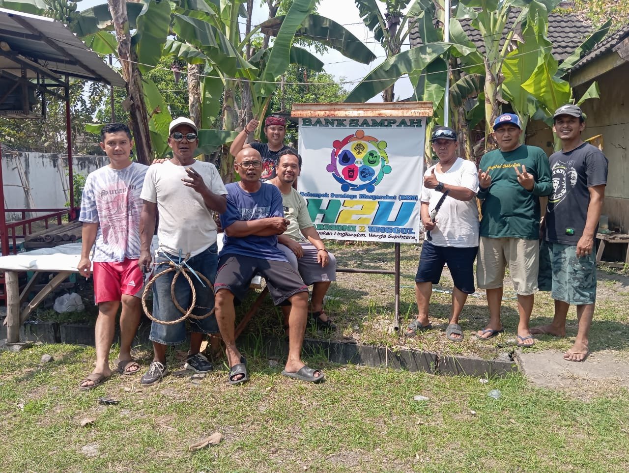 Kekompakan pengurus KSM Harmoni Dua Unggul (H2U) menjadi kunci sukses pengelolaan bank sampah warga di Pasuruan. (Foto: ist)