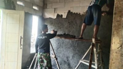 Percepat Pembangunan, Satgas Mulai Lakukan Plesteran Dinding RTLH Milik Khosinah