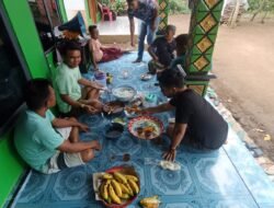 Hangatnya Kebersamaan Satgas TMMD Ke-128 Kodim 0820/Probolinggo dan Warga Desa Brabe di Sela Pengerjaan Fisik