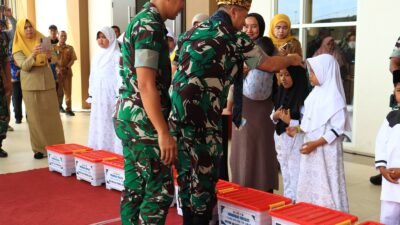 Sentuhan Kasih di Tengah TMMD, Anak Yatim Terima Sembako dari Tim Wasev Sterad TNI