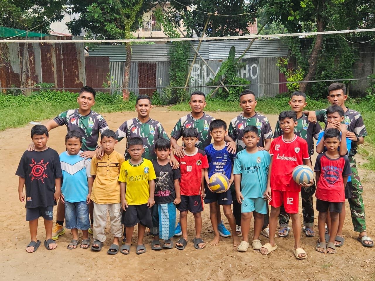 Satgas TMMD Reguler Ke-128 Kodim 0507/Bekasi tak hanya fokus membangun infrastruktur di Kelurahan Jatirangga, tetapi juga membangun kedekatan dengan warga melalui olahraga sore bersama anak-anak. (Foto: ist)