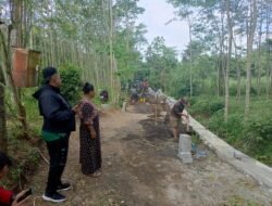 Warga Apresiasi Kinerja Satgas TMMD dalam Pemasangan Paving di Desa Brabe