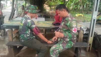 Garda Kesehatan di Garis Depan: Serka Riswan Alamsyah Pastikan Stamina Satgas TMMD 128 Tetap Prima