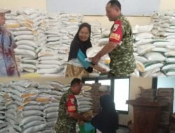 Ringankan Beban Warga, Babinsa Dampingi Distribusi Bantuan Pangan Nasional
