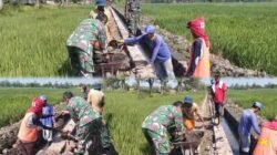 Babinsa dan Warga Slambrit Gotong Royong Bangun Saluran Irigasi Demi Kelancaran Pertanian