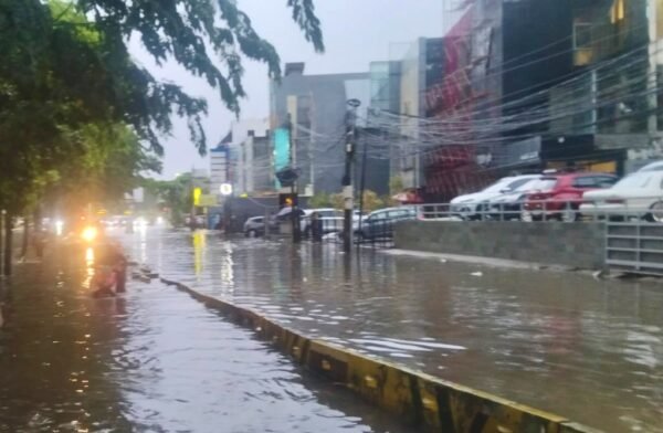 Banjir Rendam 4 RT dan Dua Ruas Jalan di Jakarta, Sejumlah Pintu Air Berstatus Siaga III