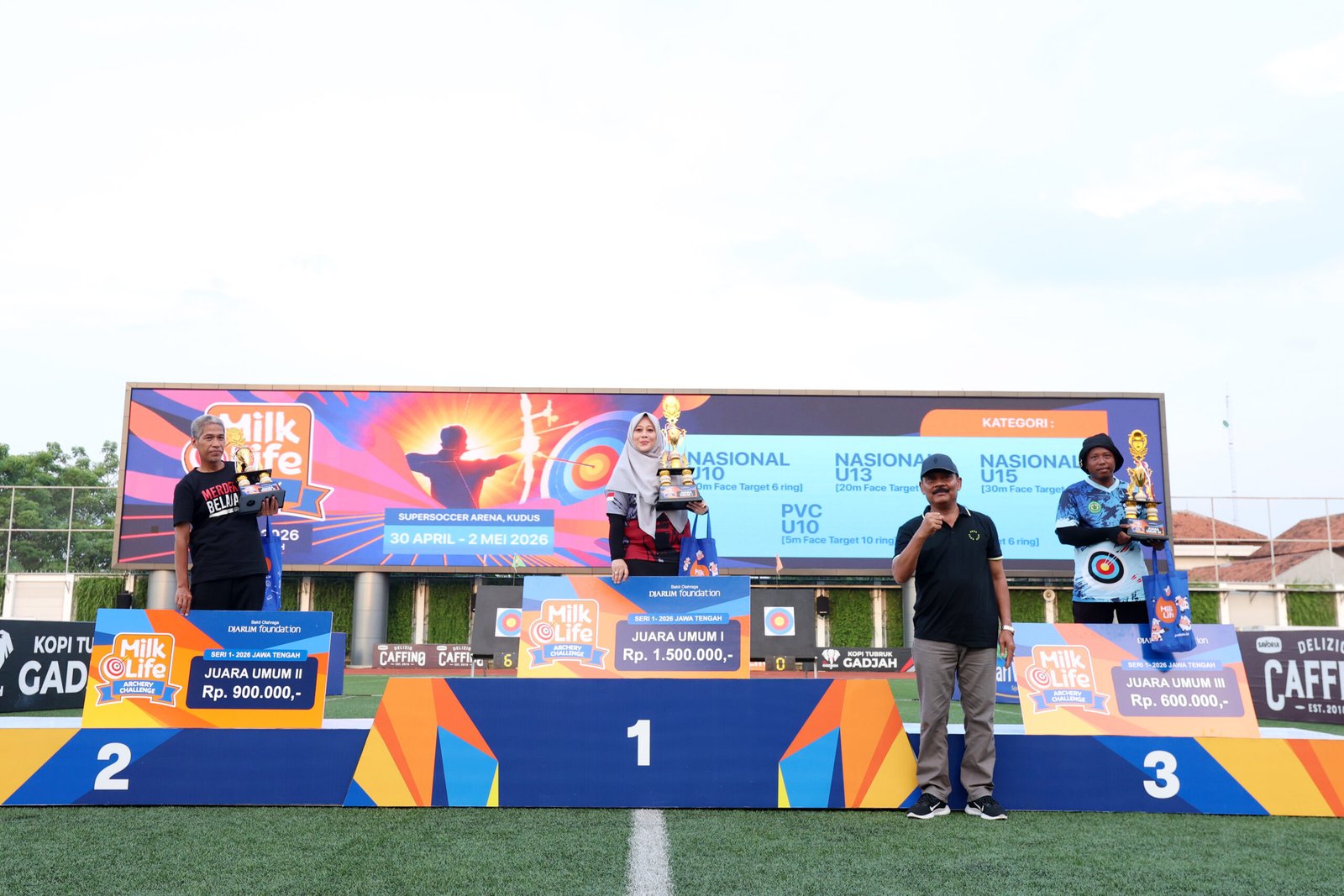 Para peraih juara umum di MilkLife Archery Challenge 2026 Seri 1, yang berlangsung di Supersoccer Arena, Kudus, Jawa Tengah. (Foto: MilkLife).