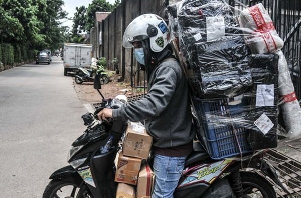 kurir paket di bandung