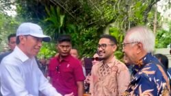Silaturahmi ke Kediaman Jokowi di Solo, OC Kaligis Serahkan Buku