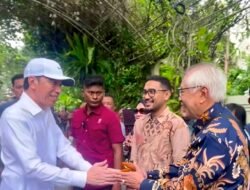 Silaturahmi ke Kediaman Jokowi di Solo, OC Kaligis Serahkan Buku