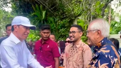 Silaturahmi ke Kediaman Jokowi di Solo, OC Kaligis Serahkan Buku