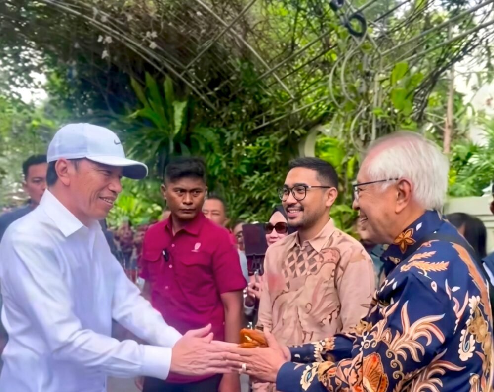 Silaturahmi ke Kediaman Jokowi di Solo, OC Kaligis Serahkan Buku