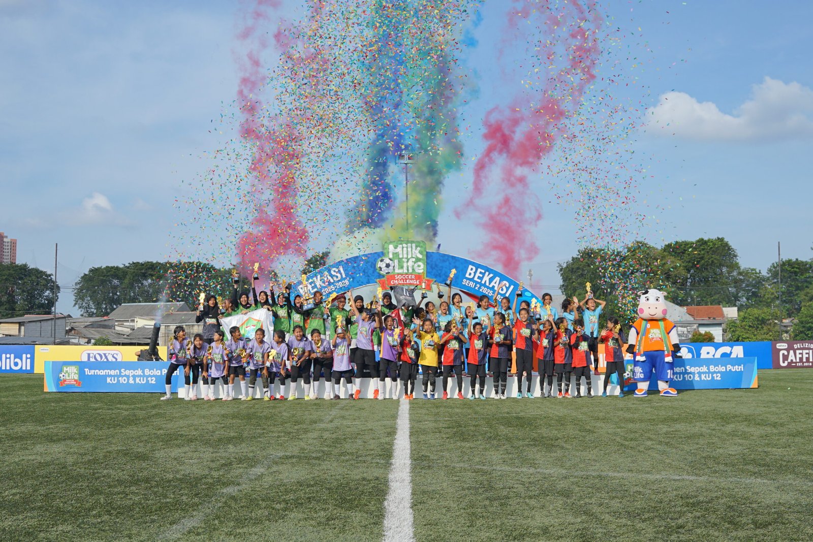 Para pemenang MilkLife Soccer Challenge (MLSC) Bekasi Seri 2 2025 - 2026 yang diselenggarakan di Bekasi International Soccer Field dan Lap. Yonif 202 Tajimalela pada 28 April hingga 3 Mei 2026 sukses digelar. (Foto: MLSC).